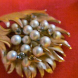 VINTAGE  ANTIQUE GOLD LEAF  BROACH AND CLIP EARRINGS- PEARLS RHIESTONES MINT